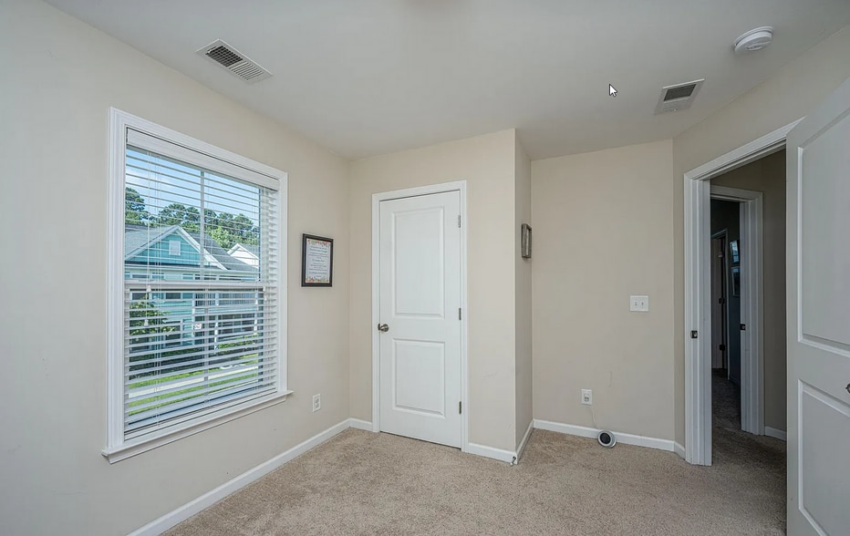 Room4 - 72 Crossandra Ave