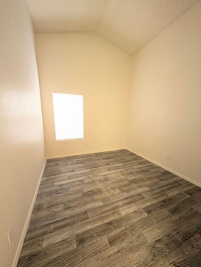 Building Photo - AVAILABLE NOW IN GREAT GILBERT LOCATION WITH NO HOA!!!