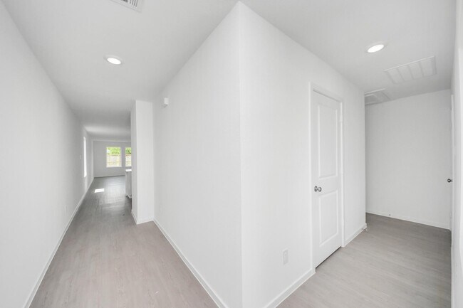 Building Photo - 27438 Sweetwater Bay Dr
