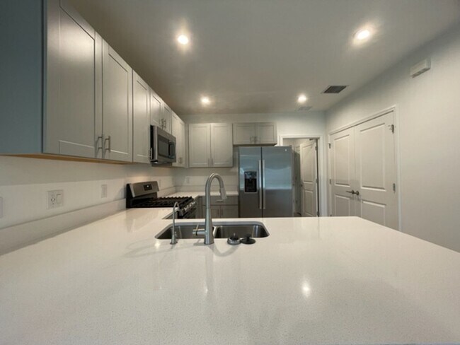 Building Photo - Newly developed Lakefront 3B/2B home in Ea...