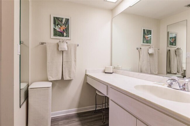 Building Photo - 1055 W Peppertree Dr