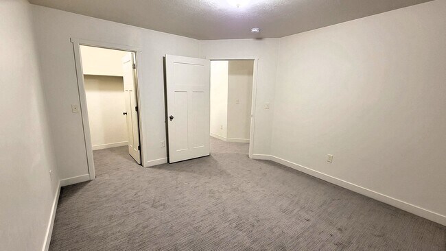 Building Photo - 5655 Island Ridge Dr