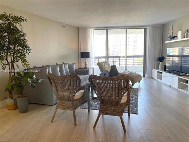 Building Photo - 3500 Mystic Pointe Dr