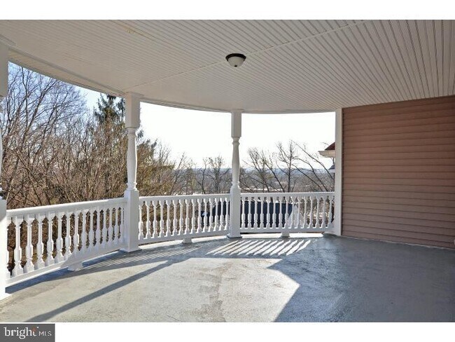 Building Photo - 1020 W Valley Forge Rd