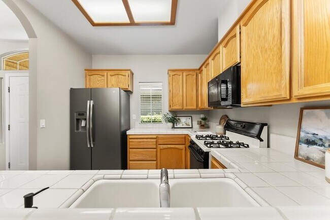 Building Photo - Beautiful 3 Bedroom 2 Bathroom in Gated Community of Folsom, CA!