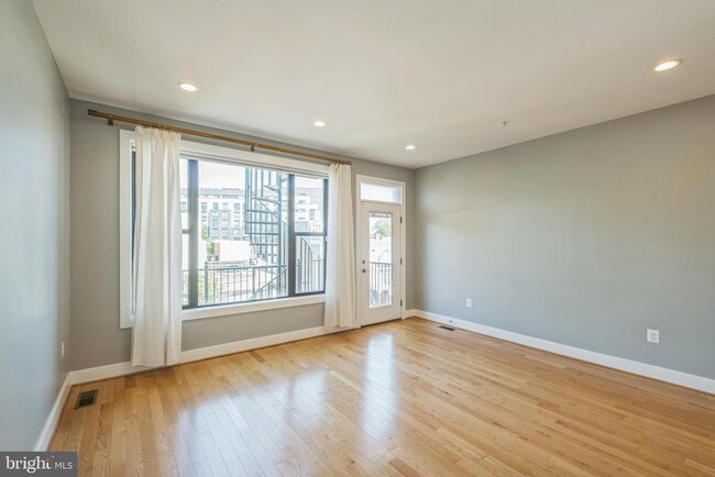 Building Photo - 1404 K St SE
