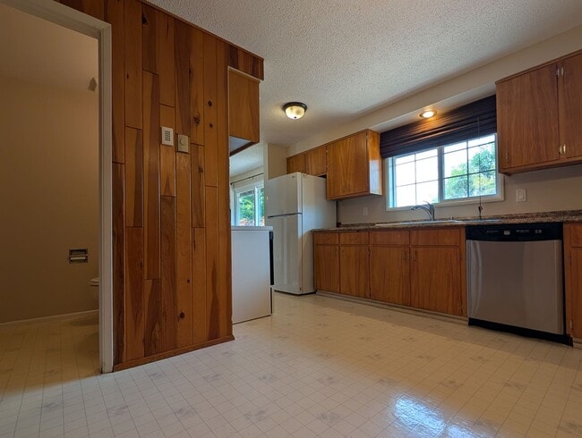 Building Photo - Great 4-Bedroom, 1.5-Bath Home In The River Road Area Of Eugene!