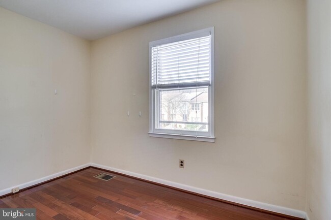 Building Photo - 5122 Cliffhaven Dr