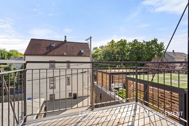 Building Photo - 2257 W Belmont Ave