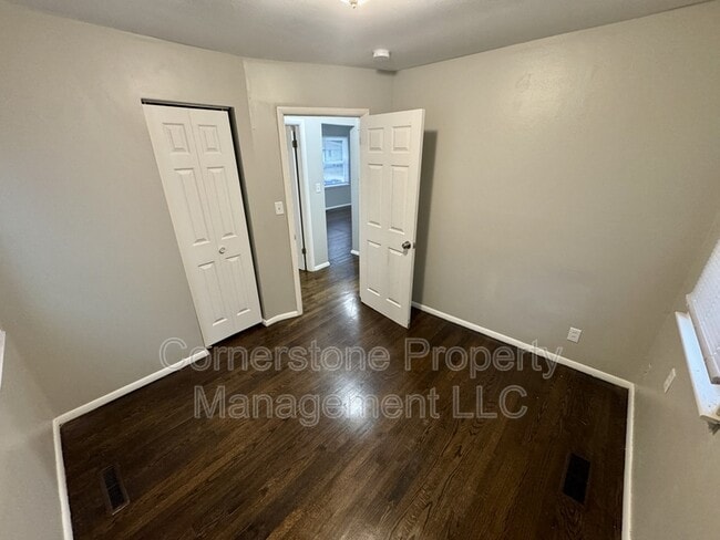 Building Photo - 1521 W 22nd Terrace