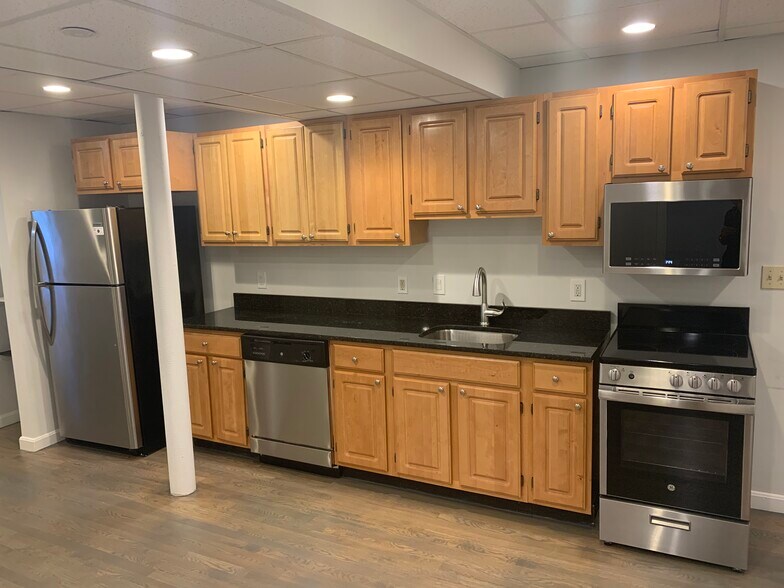 Building Photo - 61 Park Dr