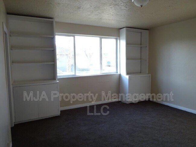 Building Photo - 352 Hampton Ave S