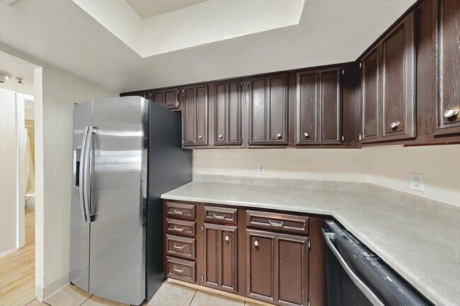 Building Photo - 939 Country Club Dr SE