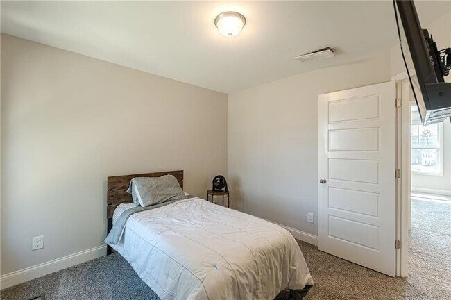 Building Photo - 123 Mulberry Dr