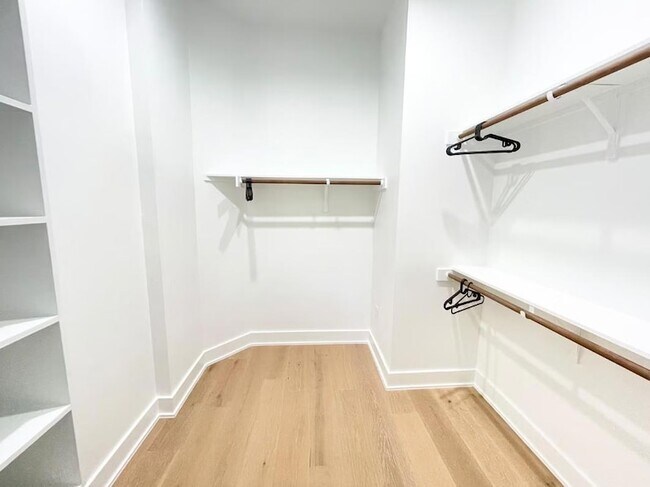 Building Photo - 2009 Canterbury St