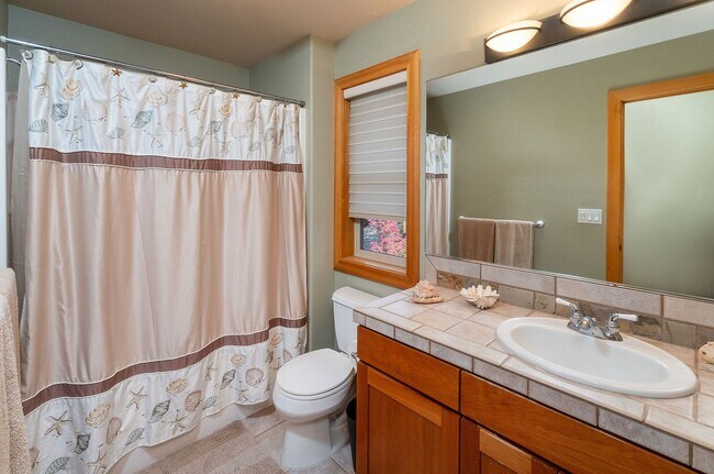 Building Photo - Move in special $1000 off first months rent / Gated Community in Awbrey Glen