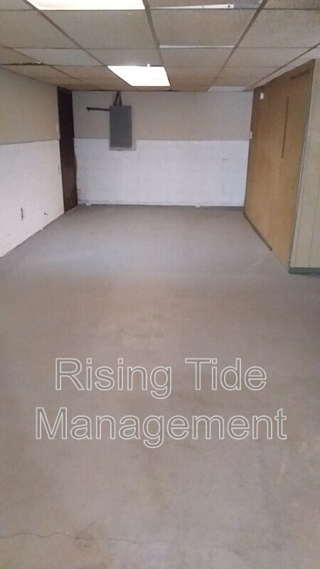 Building Photo - 613 Tree Haven Dr
