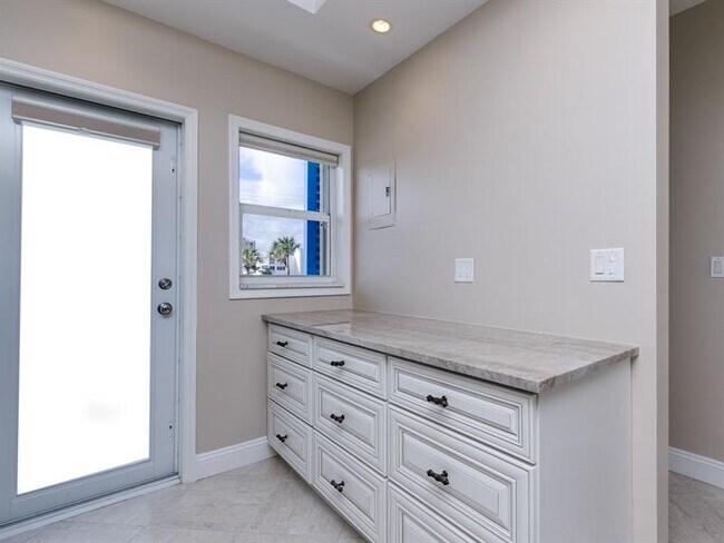 Building Photo - 750 N Ocean Blvd