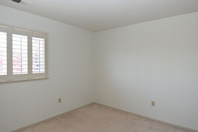 Building Photo - 2 story home, gated community, near Shops ...