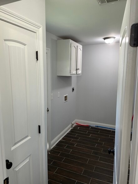 Building Photo - 193 Chevrolet St