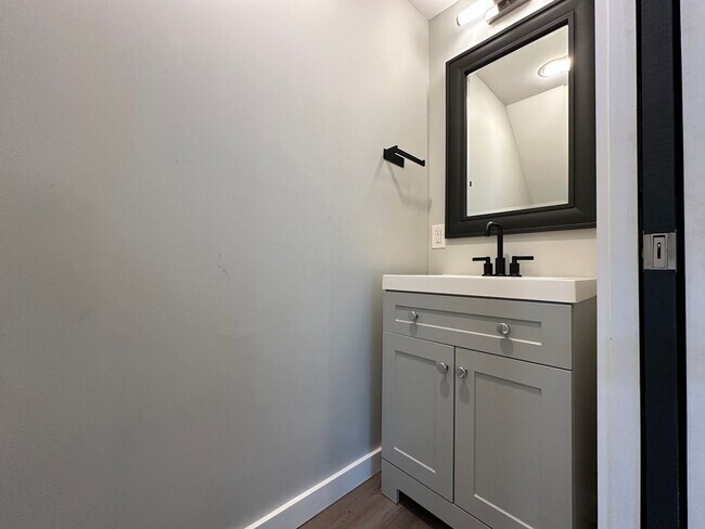Building Photo - Newly Renovated 2 Bed, 2.5 Bath Furnished Home in Columbus