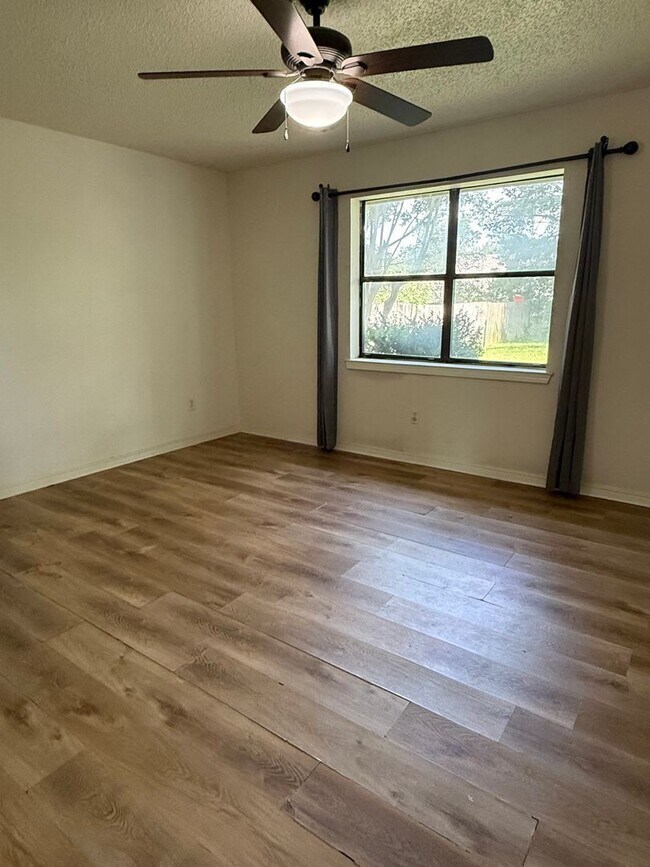 Building Photo - 3 Bedroom in Hallsville