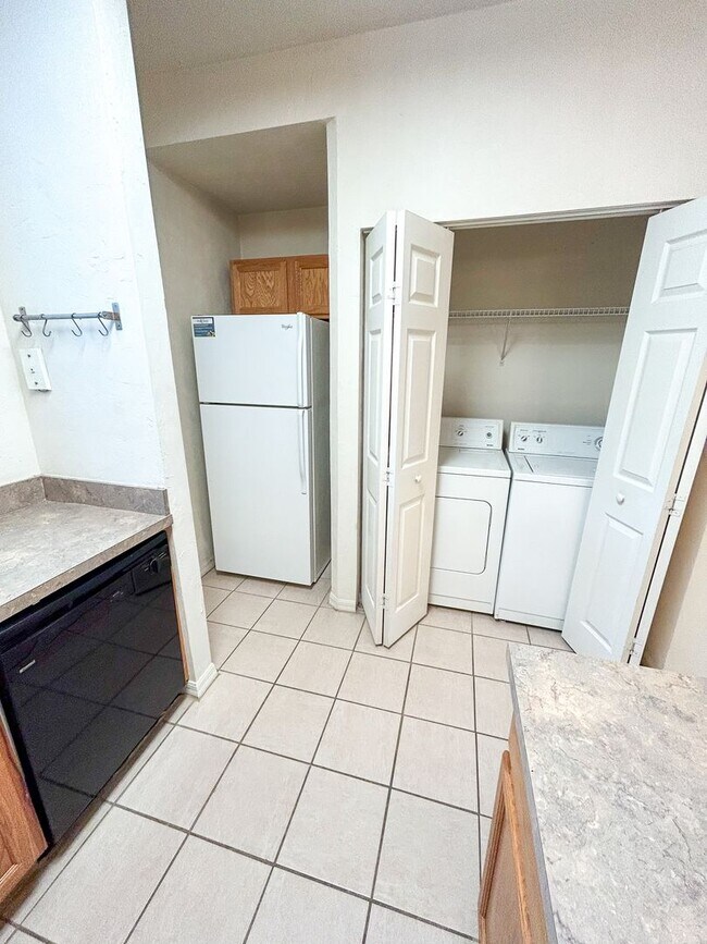 Building Photo - Victoria Station #134