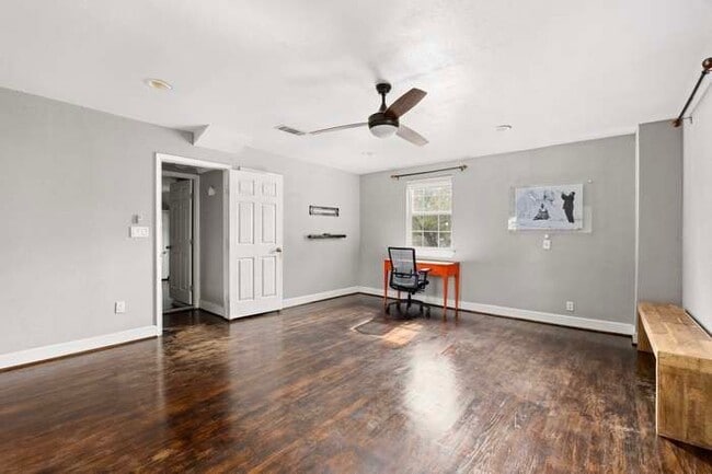 Building Photo - 827 W 43rd St