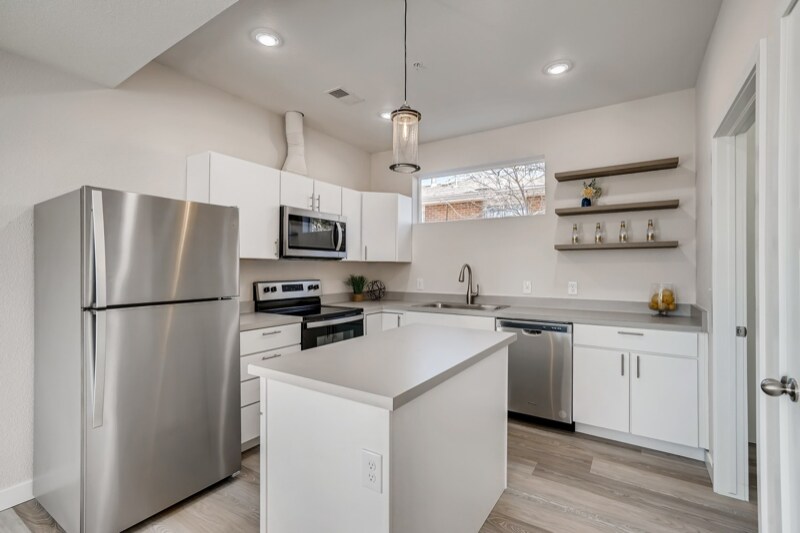 Building Photo - 708 Martin St
