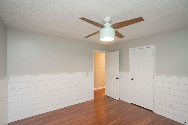 Building Photo - 1143 Bayview Dr