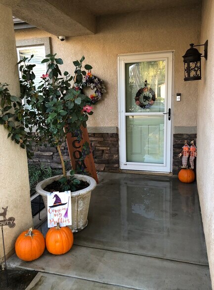 Building Photo - 1121 Oak Ave