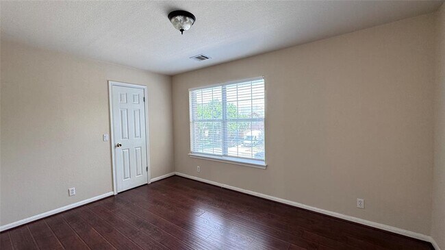 Building Photo - 2211 Bent Bow Dr