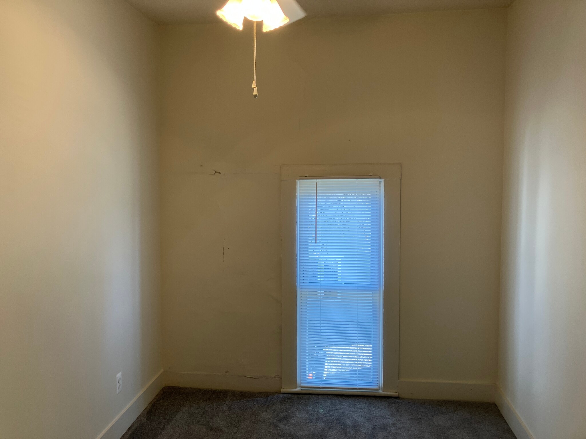 504 1/2 bedroom - 504 E Clinton St.