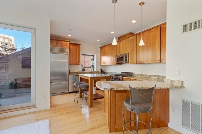 Building Photo - 99-105-105 Broad St