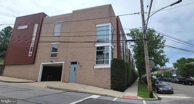 Building Photo - 75 Maple St