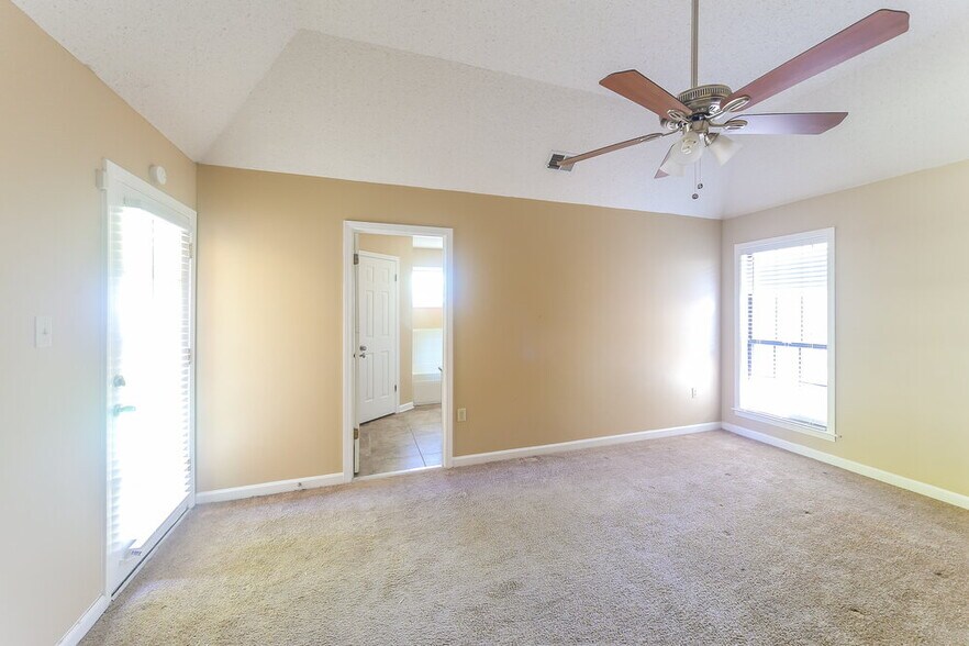 Building Photo - 6770 Lake Point Cir