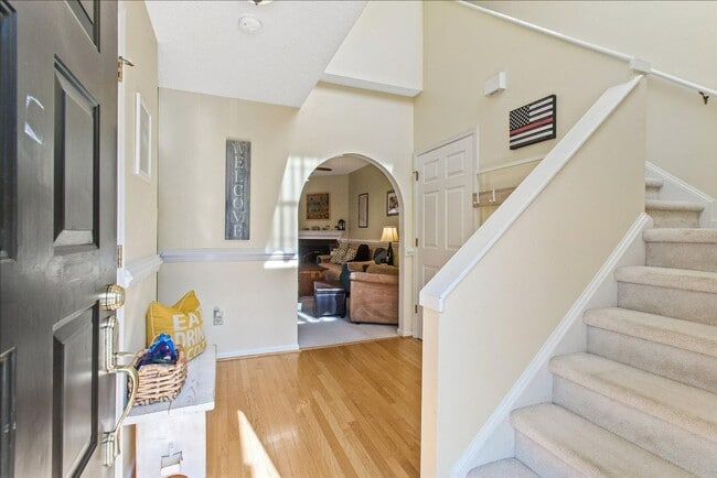 Building Photo - ATTRACTIVE AND BRIGHT LUXURY TOWNHOME IN W...