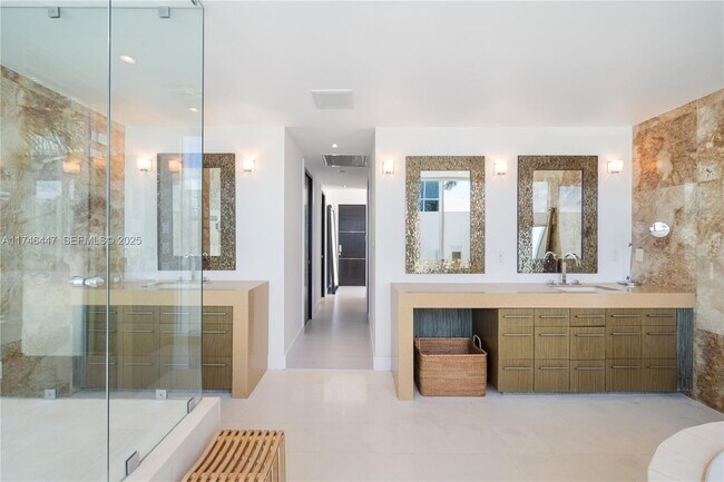 Building Photo - 227 E Dilido Dr