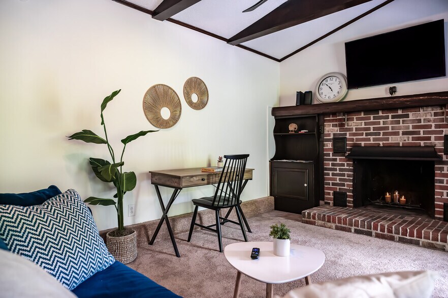 Building Photo - 323 Poplar Hill Ln