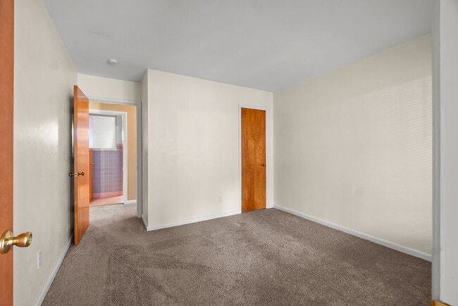 Building Photo - House Close To Campus!