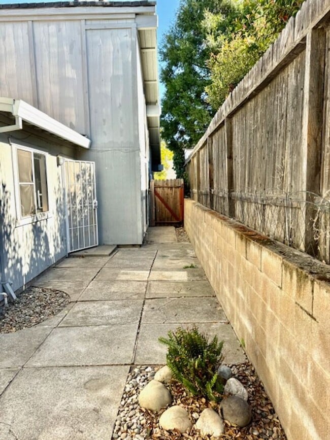 Building Photo - Cute Duplex in Convenient Location!
