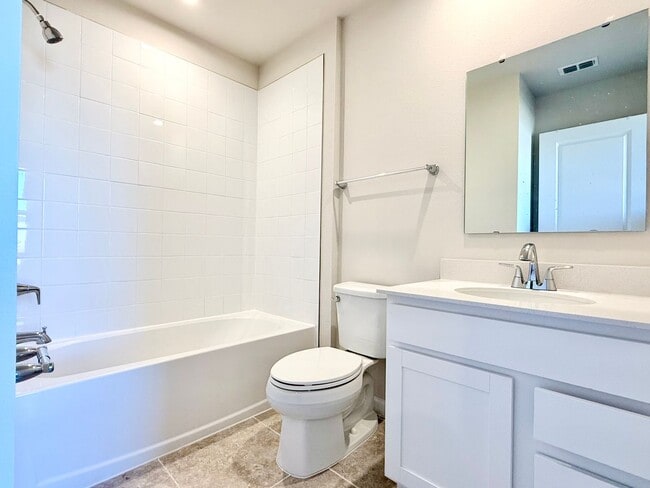 Building Photo - Brand-new End-unit 3Beds/2.5Baths townhome at Lady Lake!