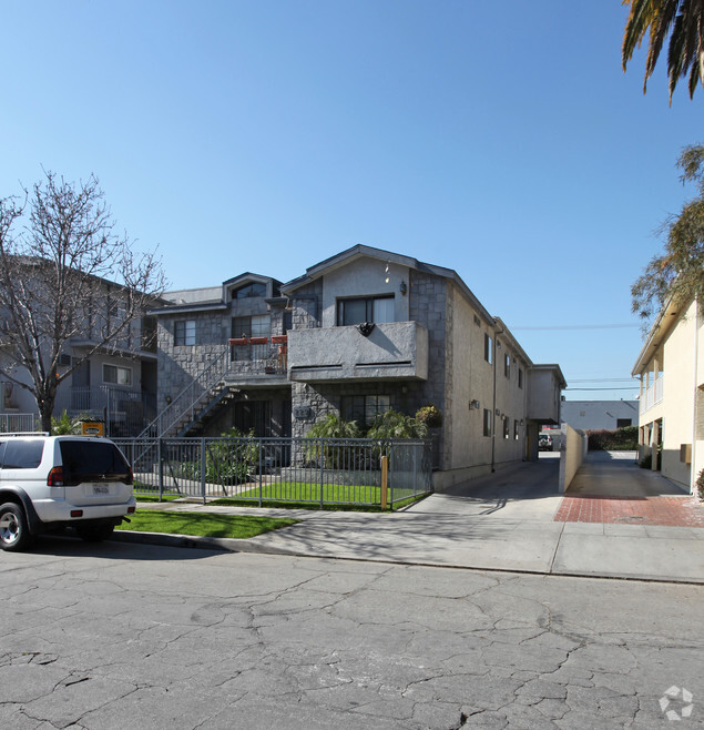 Building Photo - 229 West Tujunga