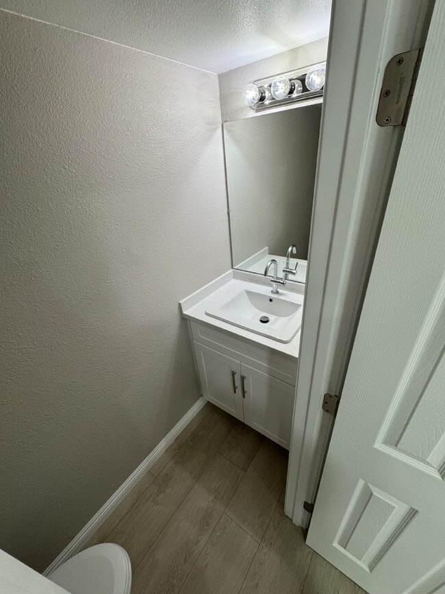 Building Photo - Beautifully Remodeled 2-Story Unit!