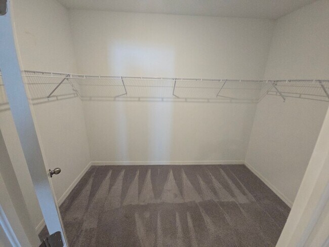 Building Photo - Gorgeous 5-Bedroom, 2.5-Bathroom Home in Riverview