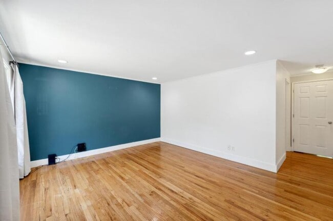 Building Photo - 3 bedroom in Seattle WA 98108