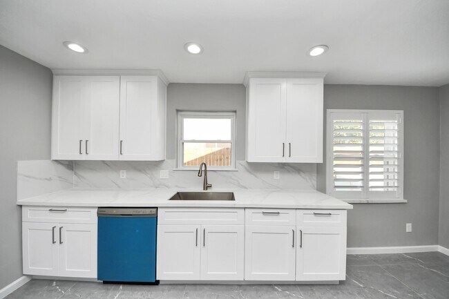 Building Photo - 9222 Sharpview Dr