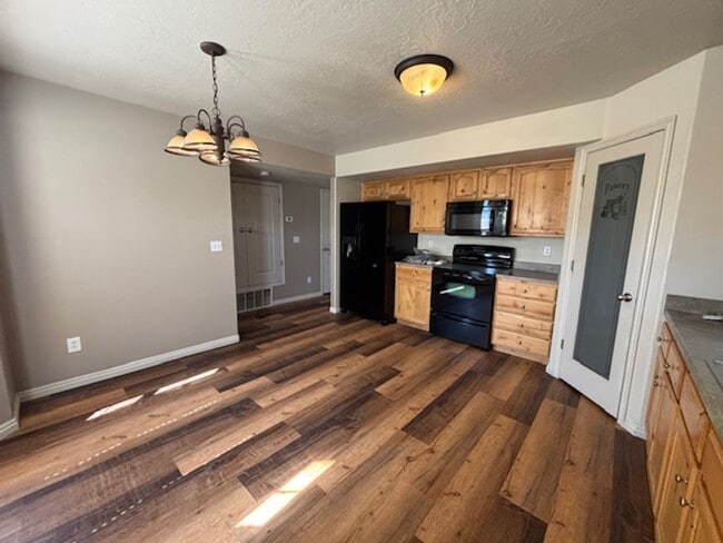 Building Photo - *Reduced price* End Unit Townhouse in Spri...