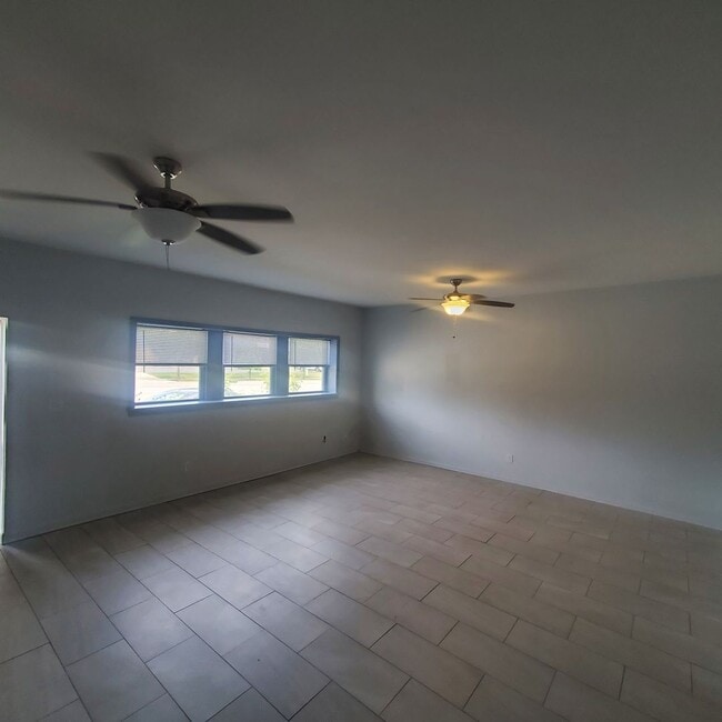 Building Photo - Spacious & Unique 1 Bedroom Cottage