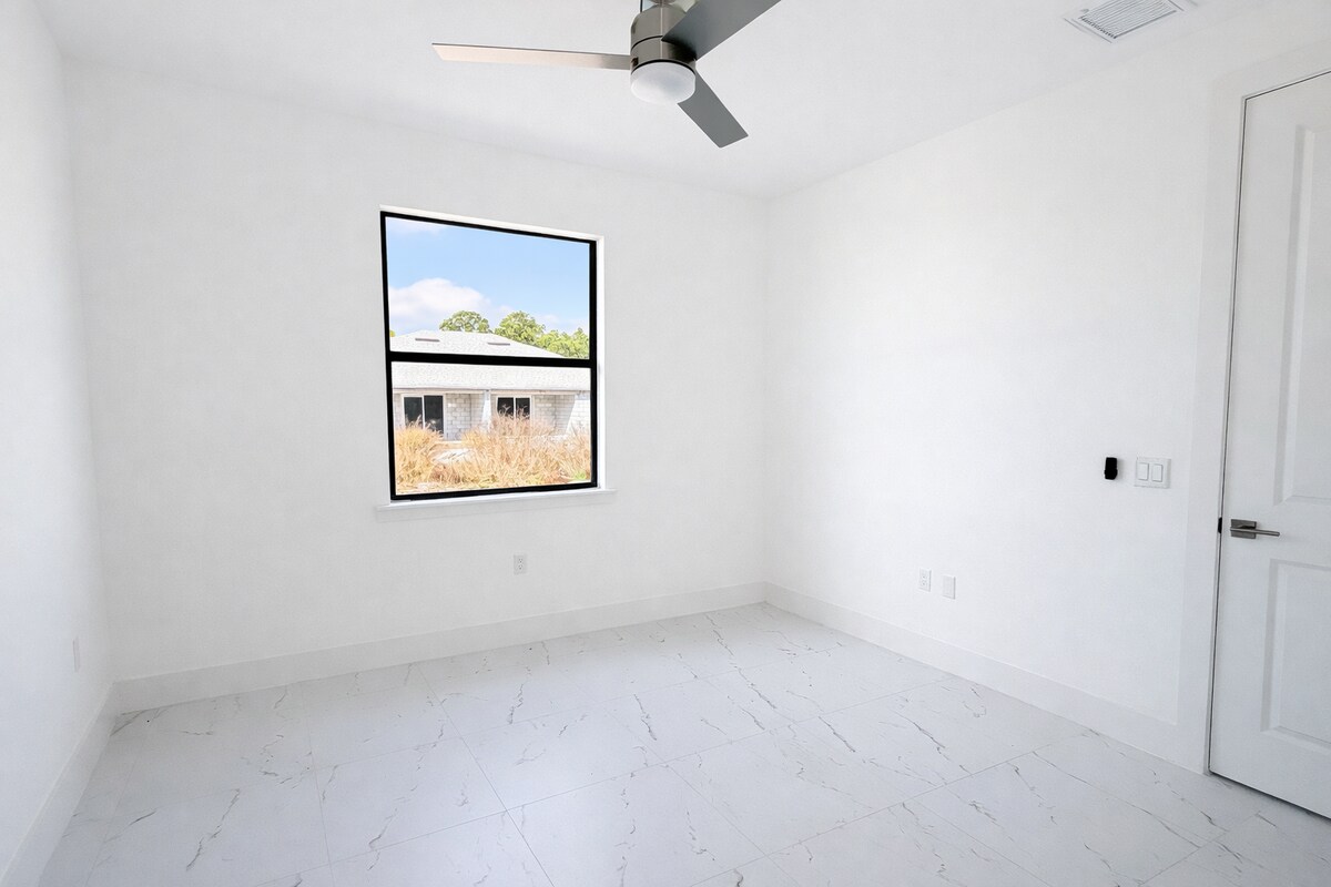 Building Photo - 830 Holmes Ave